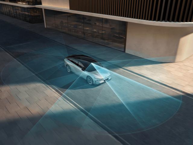 AI時(shí)代的BBA來(lái)了！小鵬P7+18.68萬(wàn)元起售-有駕