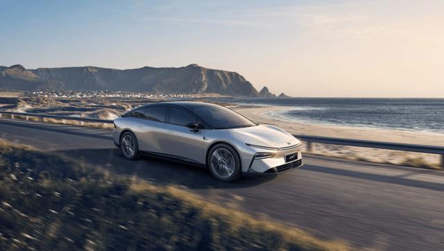 AI時(shí)代的BBA來(lái)了！小鵬P7+18.68萬(wàn)元起售-有駕