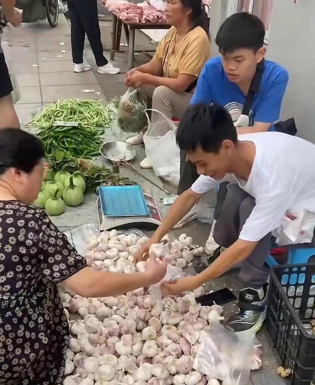 3名00后腦癱少年擺攤賣大蒜