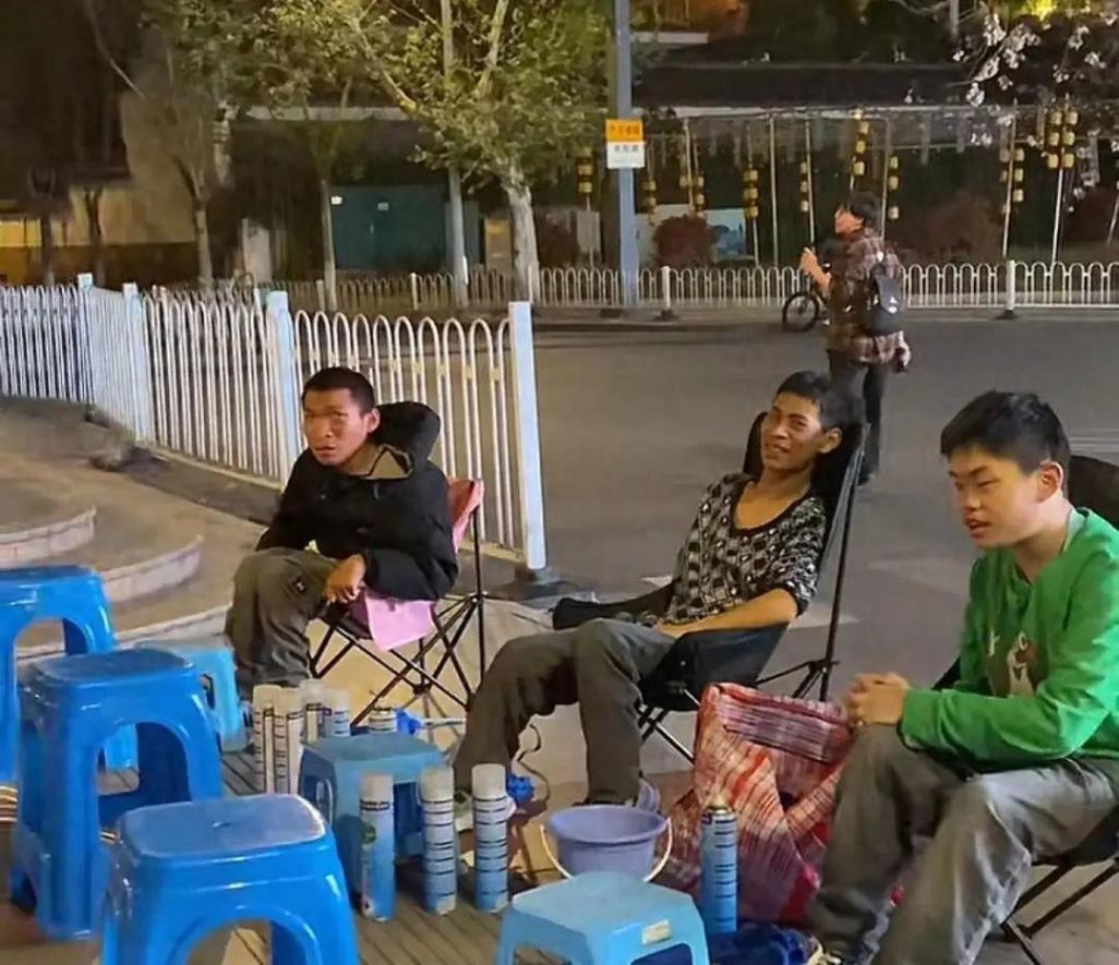 3名00后腦癱少年擺攤賣大蒜