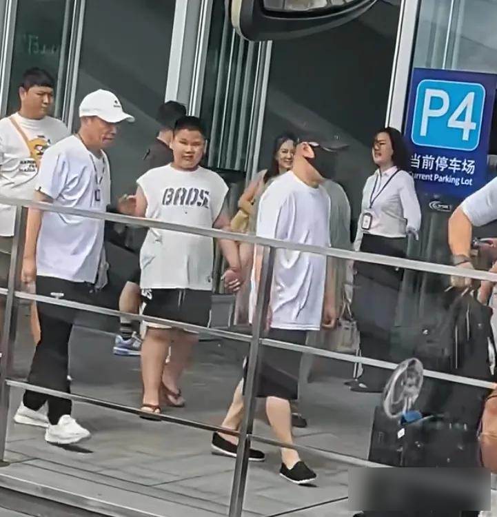 郭德綱一家三口罕見露面