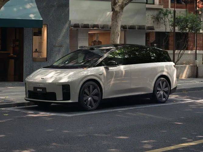 理想銷量斷崖跌出前十 李想后招及時補救