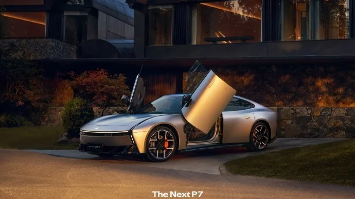 全新小鵬P7鵬翼門亮相:擁有啞光銀配色和迎賓踏板等專屬配置 全新小鵬P7鵬翼門亮相:擁有啞光銀配色和迎賓踏板等專屬配置