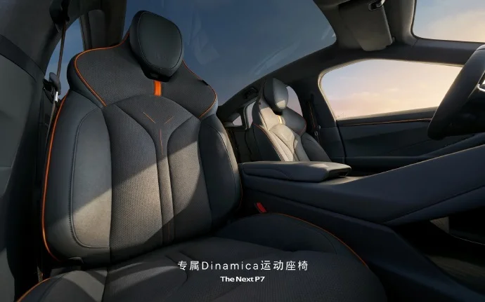 全新小鵬P7鵬翼門亮相:擁有啞光銀配色和迎賓踏板等專屬配置 全新小鵬P7鵬翼門亮相:擁有啞光銀配色和迎賓踏板等專屬配置