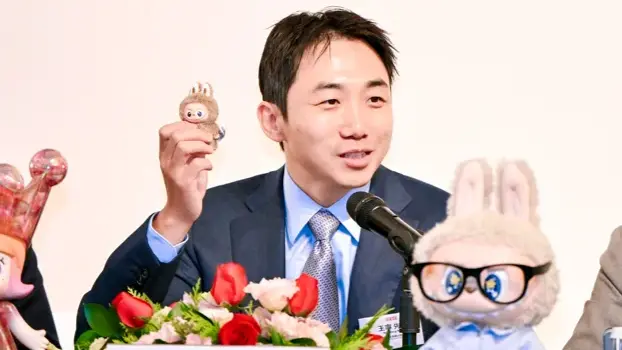 王寧掏出迷你版LABUBU,LABUBU成了當之無愧的頂流,被帶飛的泡泡瑪特也不出意外地交出了一份高增長的成績單 王寧掏出迷你版LABUBU