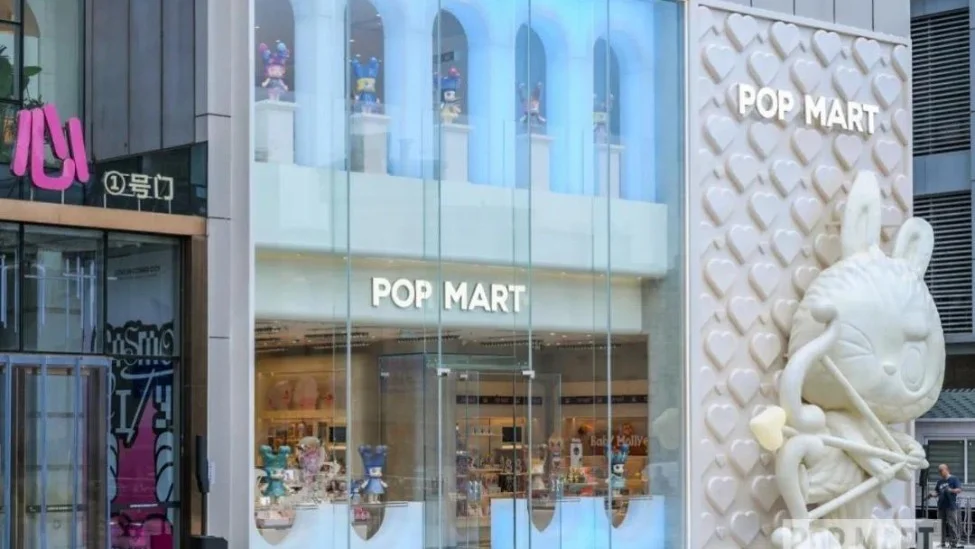 王寧掏出迷你版LABUBU,LABUBU成了當之無愧的頂流,被帶飛的泡泡瑪特也不出意外地交出了一份高增長的成績單 王寧掏出迷你版LABUBU