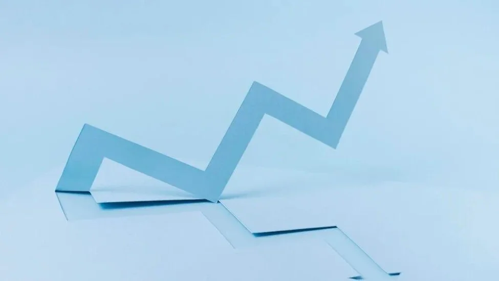 王寧掏出迷你版LABUBU,LABUBU成了當之無愧的頂流,被帶飛的泡泡瑪特也不出意外地交出了一份高增長的成績單 王寧掏出迷你版LABUBU