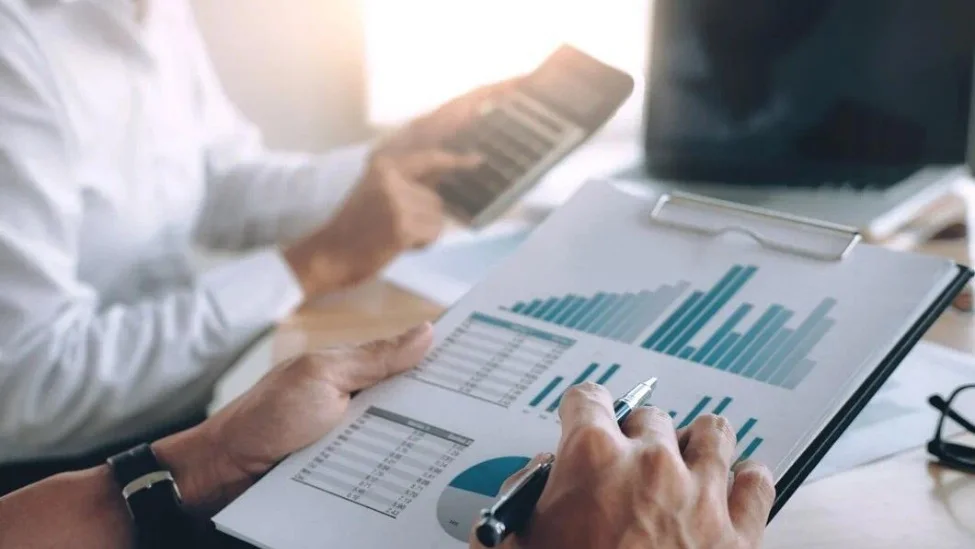 王寧掏出迷你版LABUBU,LABUBU成了當之無愧的頂流,被帶飛的泡泡瑪特也不出意外地交出了一份高增長的成績單 王寧掏出迷你版LABUBU