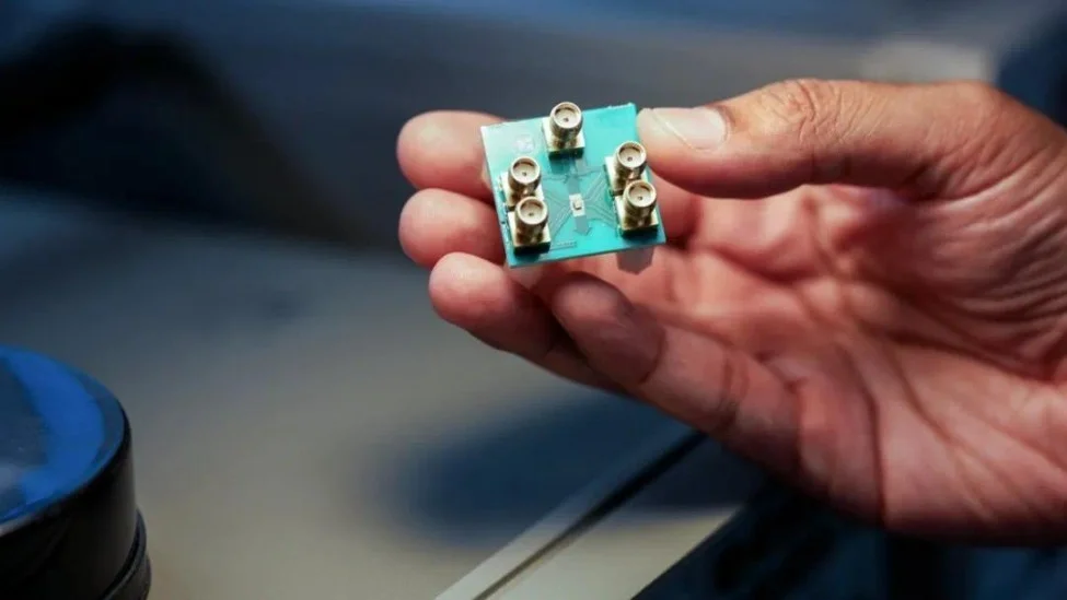 康奈爾團隊首創微波神經網絡,完全集成于硅微芯片且功耗不到200毫瓦,為機器學習推理再添利器 圖 | 研究人員將這款低功耗微芯片稱為“微波大腦”,它是首款通過利用微波物理特性,同時對超高速數據信號和無線通信信號進行計算的處理器。(來源:資料圖)