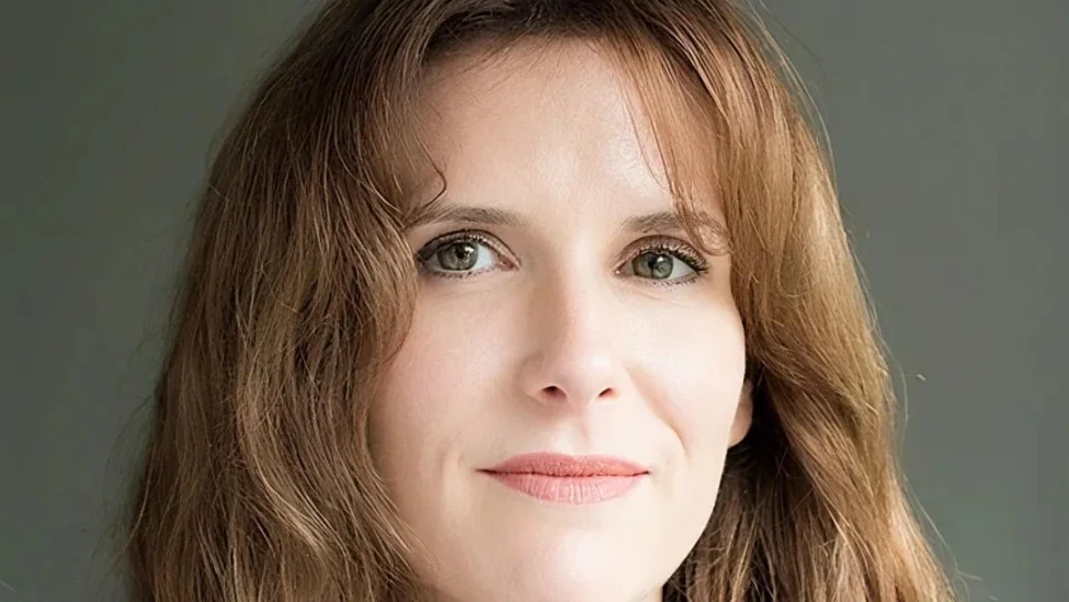 康奈爾團隊首創微波神經網絡,完全集成于硅微芯片且功耗不到200毫瓦,為機器學習推理再添利器 圖 | 美國康奈爾大學教授艾莉莎·阿普塞爾(Alyssa Apsel)(來源:https://www.engineering.cornell.edu/people/alyssa-b-apsel/)