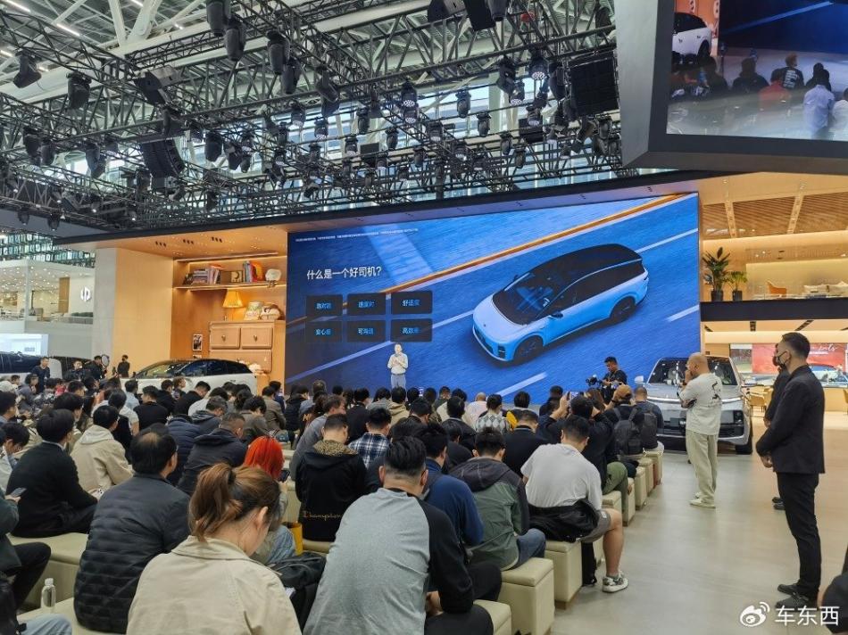 理想推出VLA充電功能!車輛可自主進出超充站,打通充電“最后100米”