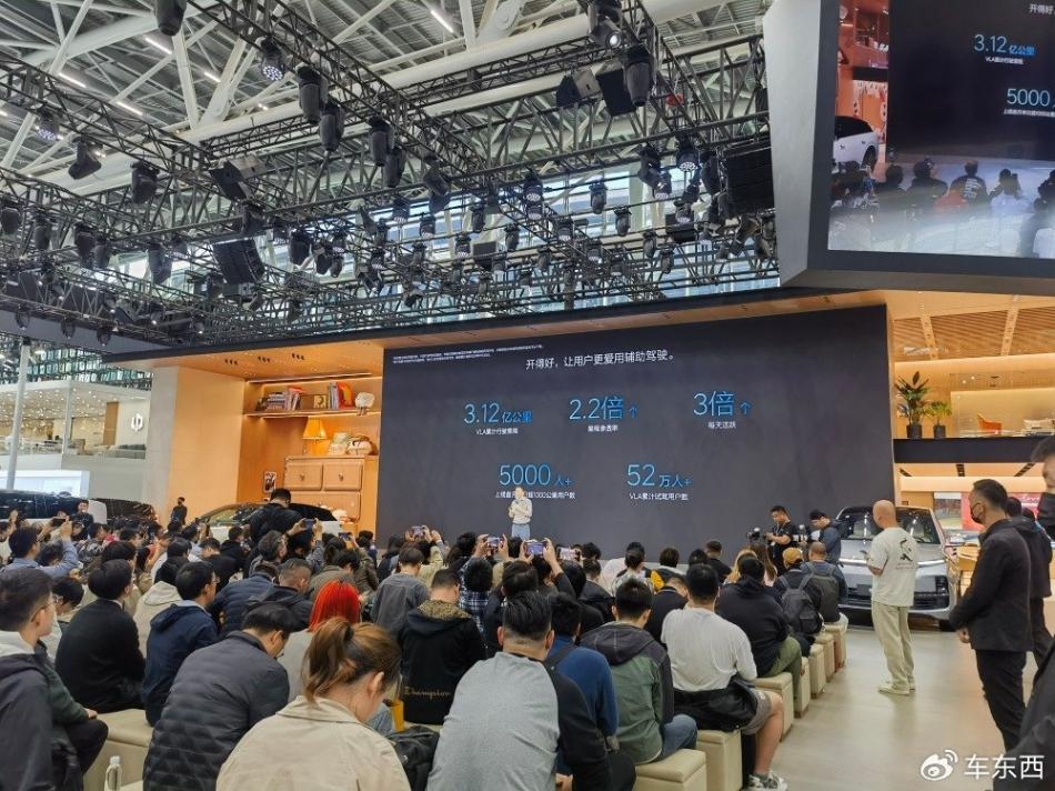 理想推出VLA充電功能!車輛可自主進出超充站,打通充電“最后100米”